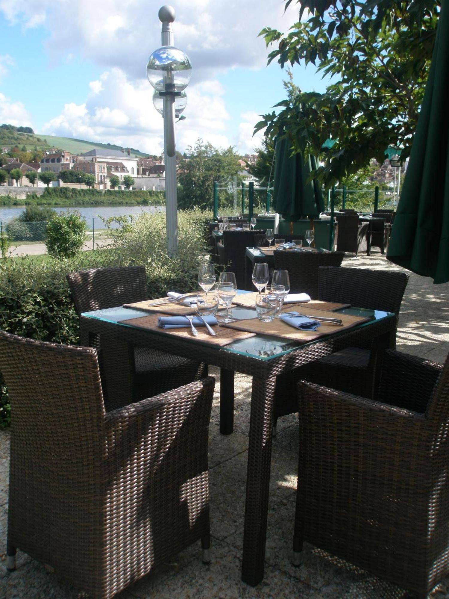 ז'ואני Hotel Restaurant Le Rive Gauche מראה חיצוני תמונה
