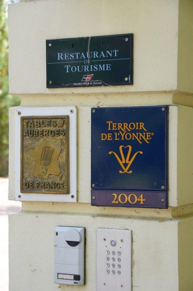 ז'ואני Hotel Restaurant Le Rive Gauche מראה חיצוני תמונה
