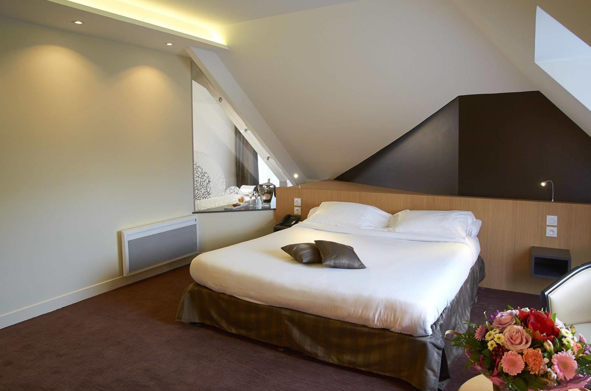 ז'ואני Hotel Restaurant Le Rive Gauche מראה חיצוני תמונה